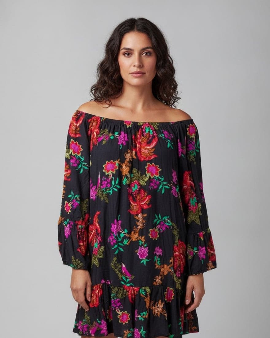 La misma blusa floral puesta sobre una modelo generada, con su escote y sus volados