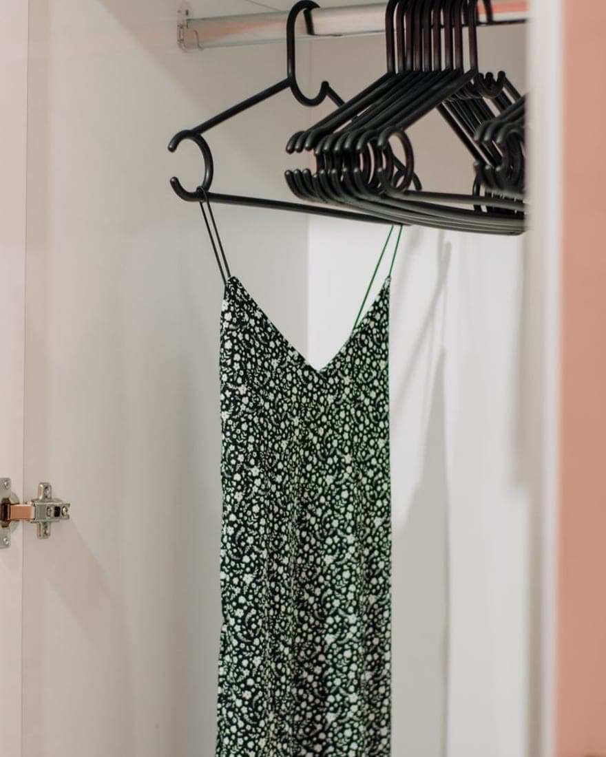 Vestido de gasa colgado en un placard, fotografiado con un celular